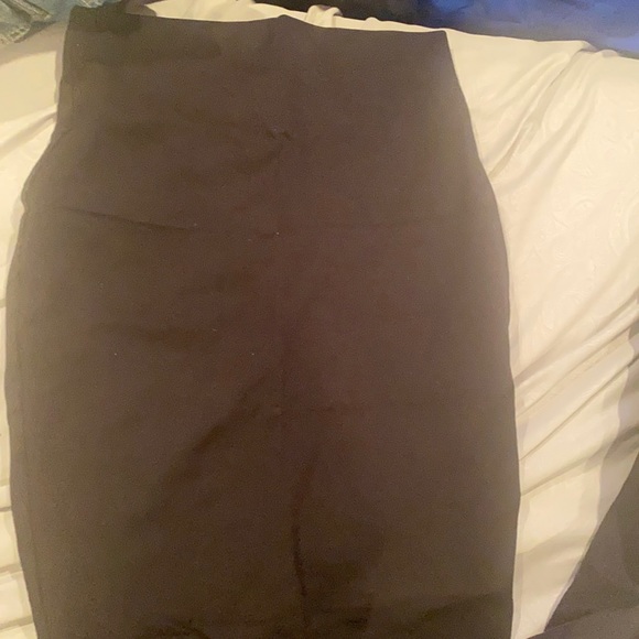Black pencil skirt - Picture 2 of 2